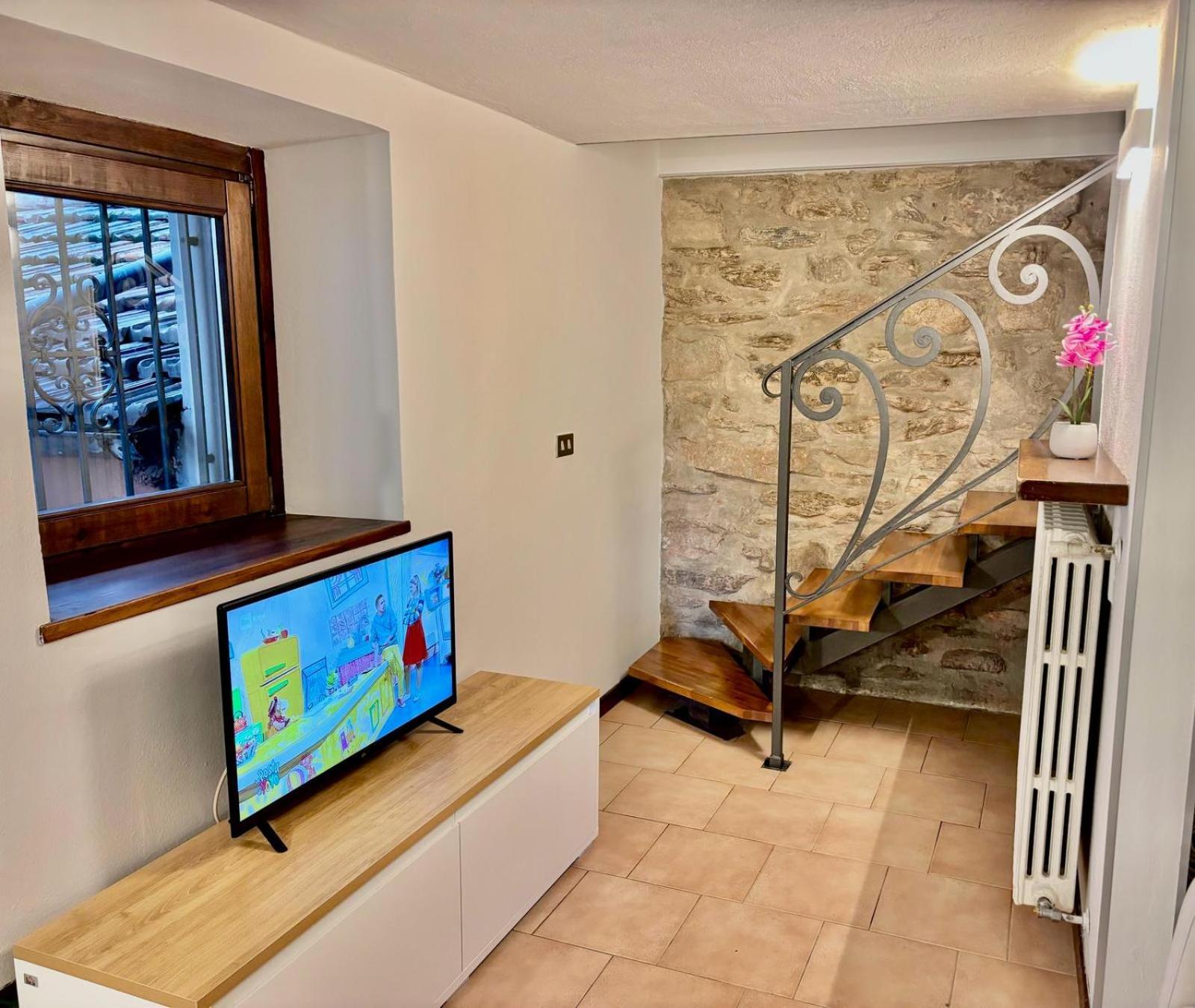 Vittoria Holiday House - Tulip Apartment And Tulip Room สเตรซา ภายนอก รูปภาพ