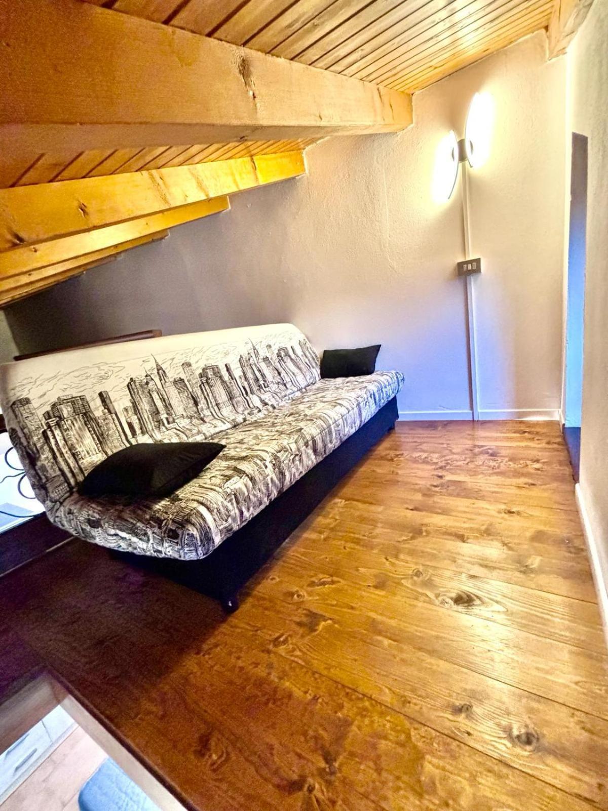 Vittoria Holiday House - Tulip Apartment And Tulip Room สเตรซา ภายนอก รูปภาพ