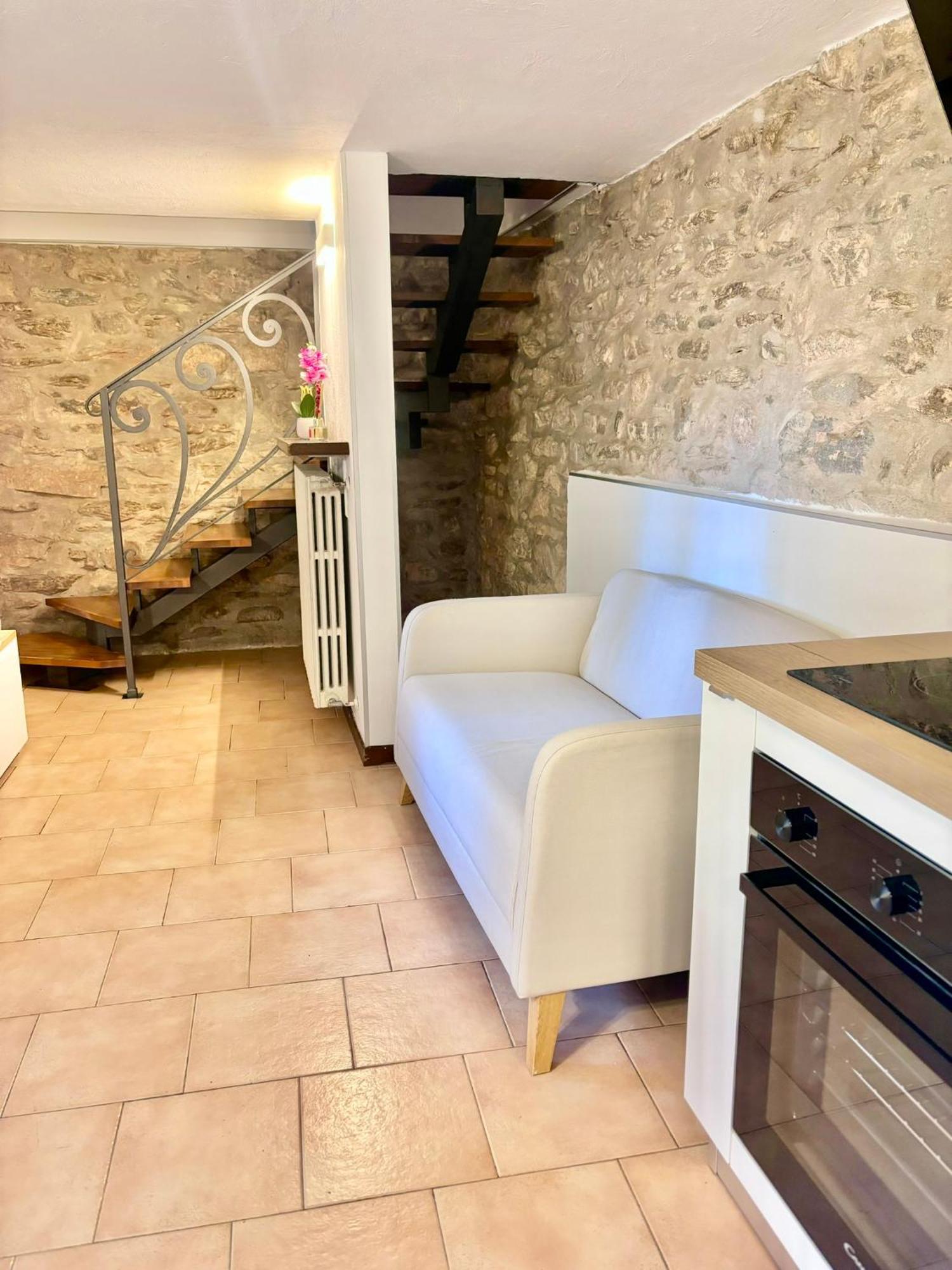 Vittoria Holiday House - Tulip Apartment And Tulip Room สเตรซา ภายนอก รูปภาพ