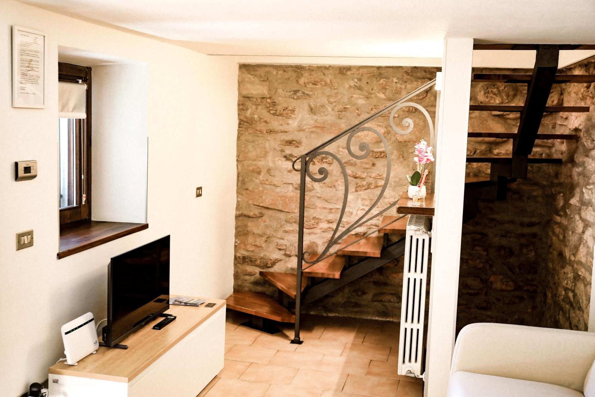 Vittoria Holiday House - Tulip Apartment And Tulip Room สเตรซา ภายนอก รูปภาพ