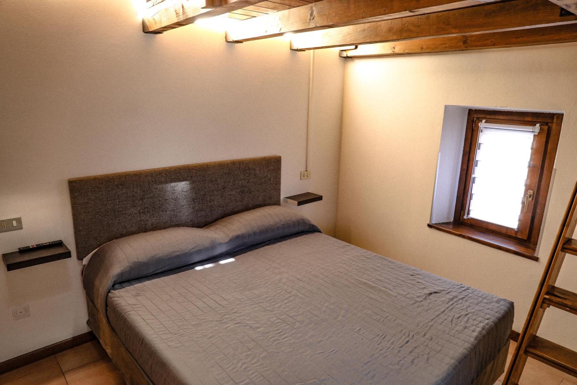 Vittoria Holiday House - Tulip Apartment And Tulip Room สเตรซา ภายนอก รูปภาพ