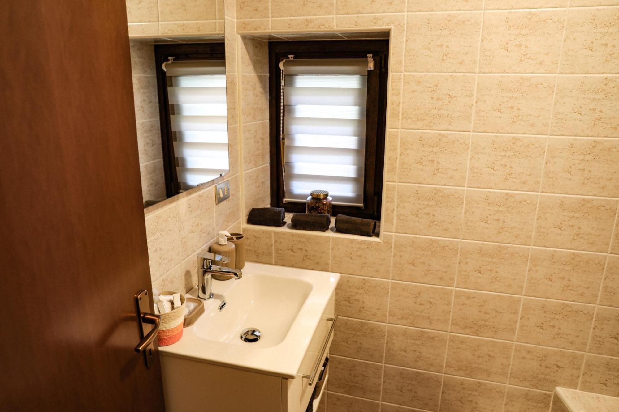 Vittoria Holiday House - Tulip Apartment And Tulip Room สเตรซา ภายนอก รูปภาพ