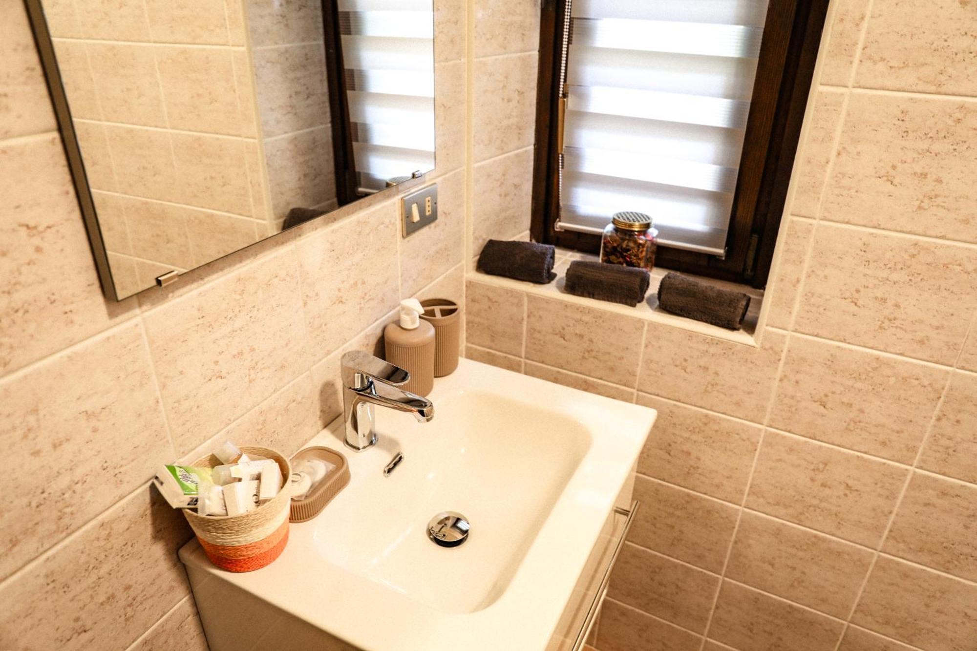 Vittoria Holiday House - Tulip Apartment And Tulip Room สเตรซา ภายนอก รูปภาพ
