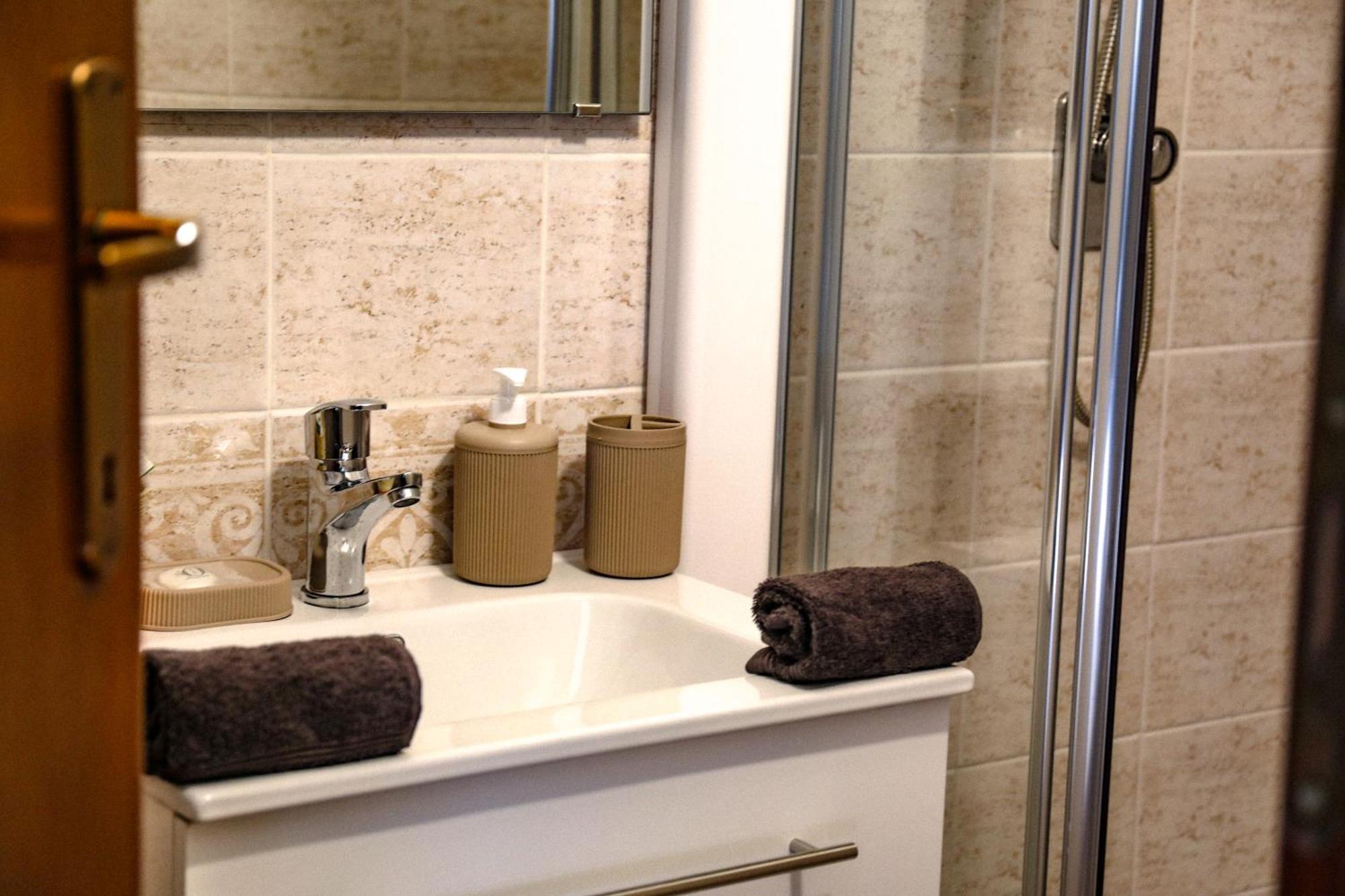 Vittoria Holiday House - Tulip Apartment And Tulip Room สเตรซา ภายนอก รูปภาพ
