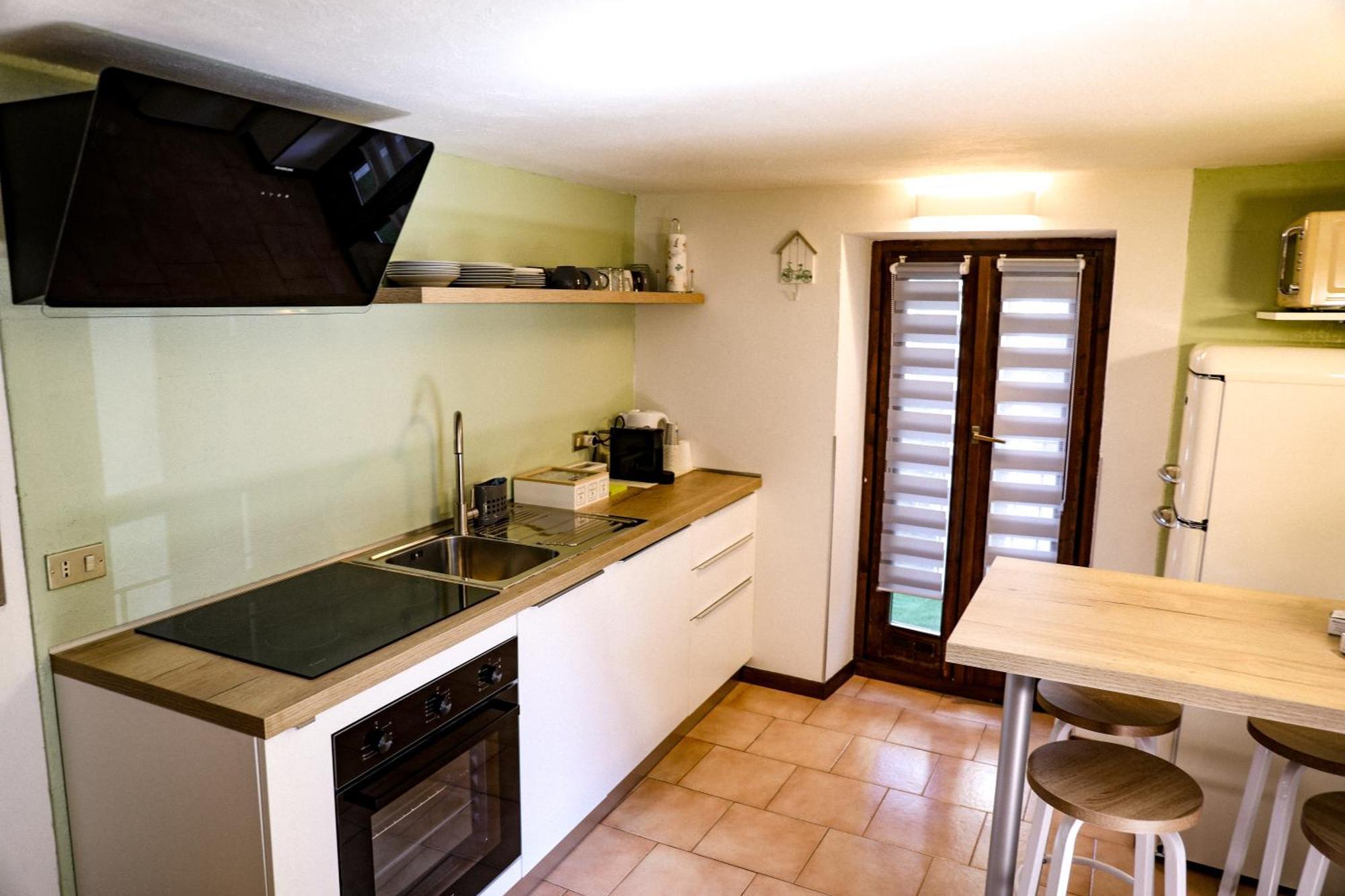 Vittoria Holiday House - Tulip Apartment And Tulip Room สเตรซา ภายนอก รูปภาพ